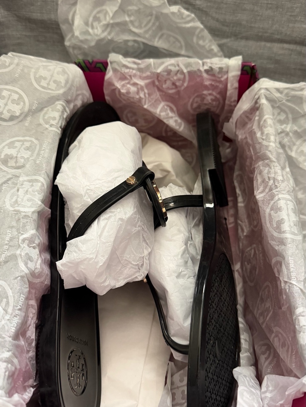 Tory Burch Black Patent Mini Miller Thong Sandal with Gold Logo - Picture 6 of 6